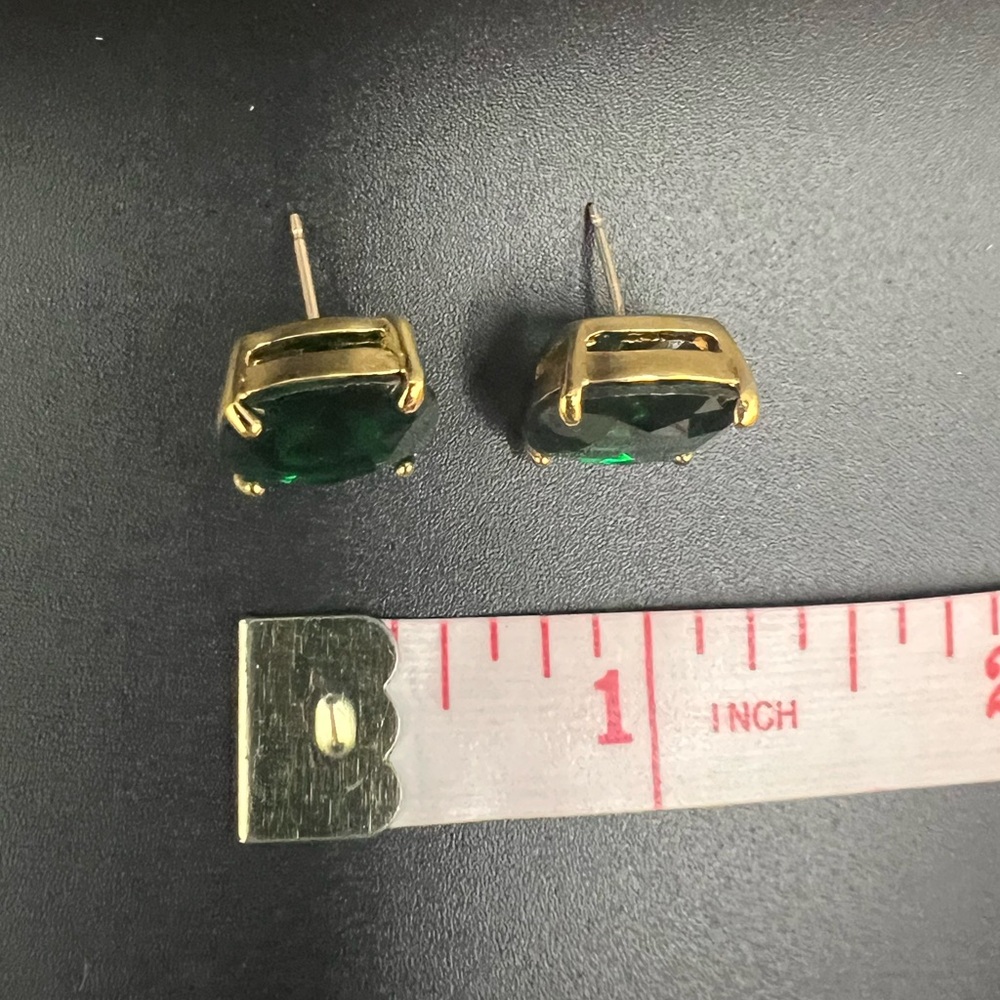 Elegant Green and Gold Tone Stud Earrings - Picture 3 of 3